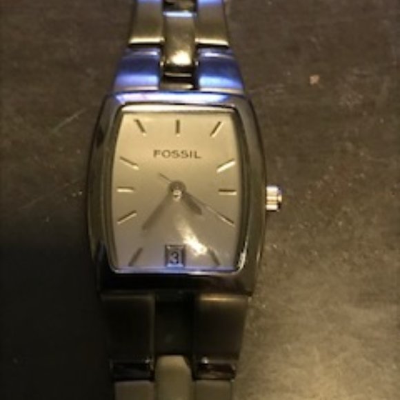 Fossil Silver Tone Wristwatch. OS - Picture 1 of 5